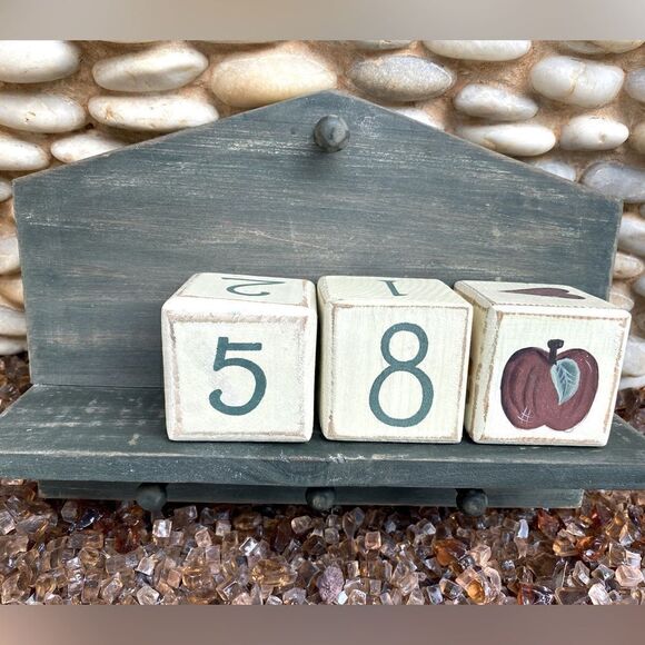 🏡HANGING WOODEN YEARLY WALL CALENDAR with decorative numbers and blocks. ECU! - Picture 9 of 10